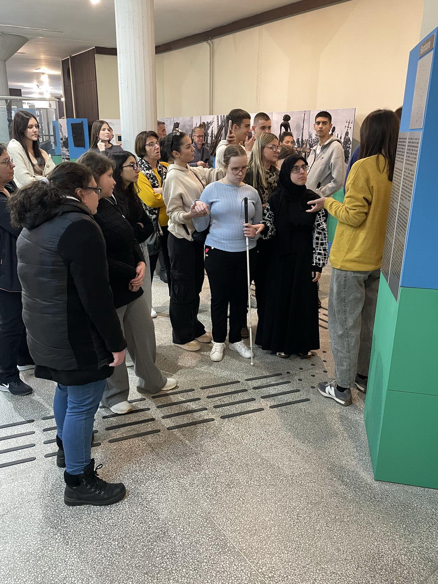 Види, додирни, осети...